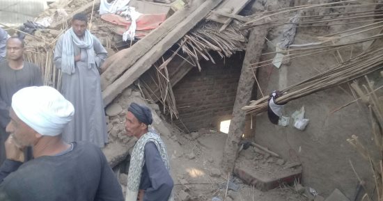 مصرع سيدة وطالبة وإصابة 2 آخرين فى انهيار منزل من طابقين غرب الأقصر