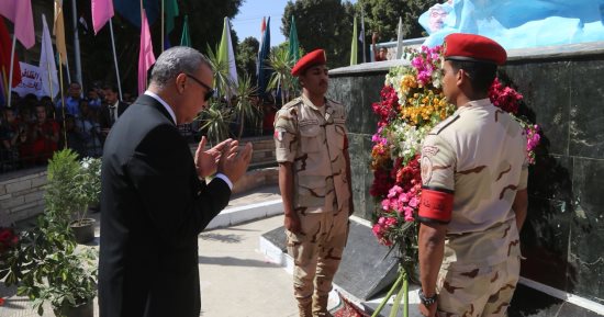 فيديو.. محافظ قنا يضع إكليلا من الزهور على النصب التذكارى لشهداء معركة البارود