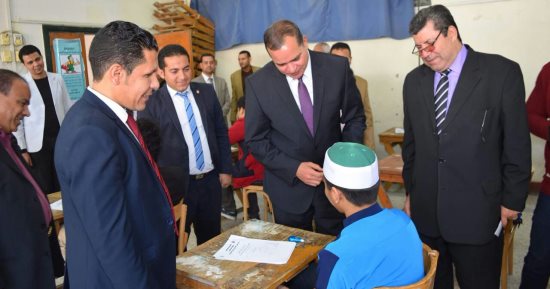 صور.. رئيس جامعة سوهاج يتفقد امتحانات غير الناطقين باللغة العربية