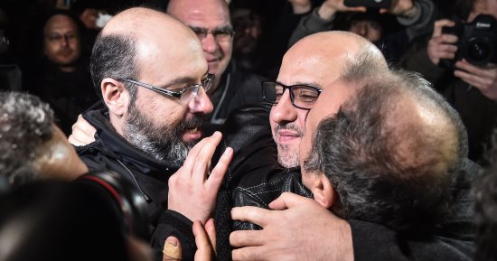 صور.. محكمة تركية تأمر بإطلاق سراح صحفيين فى قضية جريدة "جمهوريت"