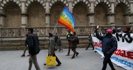 صور.. مظاهرة بإيطاليا احتجاجا على الجرائم العنصرية ضد المهاجرين