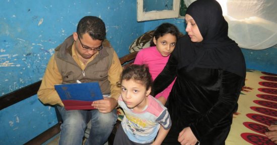 صور.. أم لثلاثة أطفال مديونة بـ25 ألف جنيه ومهددة بالسجن 4 سنوات