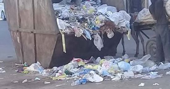 قارئ يشكو من انتشار القمامة بشارع أحمد عرابى بعين شمس