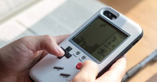 حافظة جديدة تحول هواتف أيفون لجهاز ألعاب Game Boy