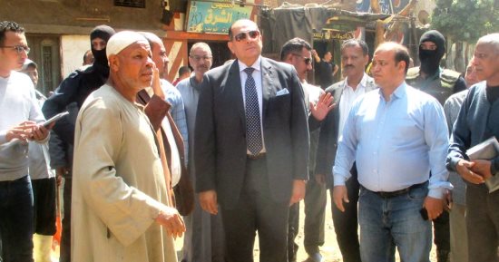 محافظ سوهاج يتفقد  أعمال توصيل مشروع الصرف الصحى بمنطقة الخلوة