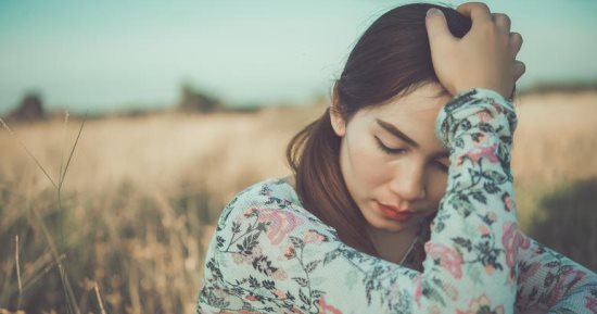الفلك لمواليد 13 مارس: لا تستسلم لمشاعر الحزن 