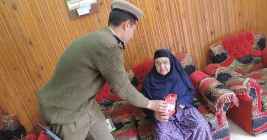 صور.. وفد من مديرية أمن كفر الشيخ يزور دارا للمسنين ويقدم الهدايا للنزلاء