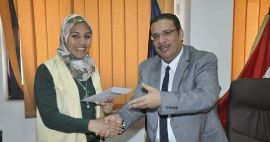 عميد تجارة الإسماعيلية يمنح ياسمين بكر "بائعة الورد" مكافأة 500 جنيه