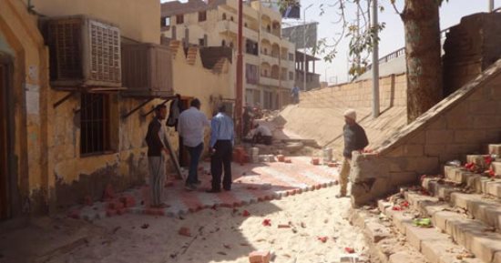 صور.. "بلاط الإنترلوك" يغزو الحوارى والشوارع الضيقة فى الأقصر