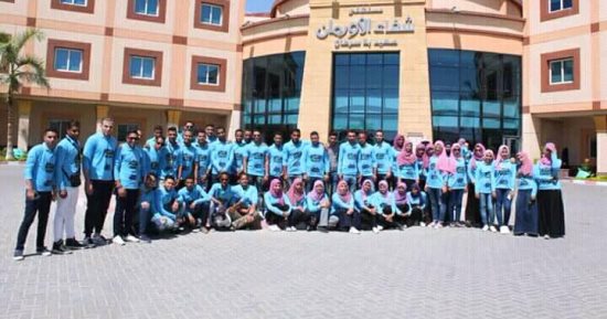 صور.. طلاب جامعة جنوب الوادى يشاركون بحفل تخرجهم مع مرضى السرطان