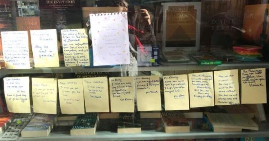 "المحبة لا تسقط أبدا".. مظاهرة رثاء على حوائط مكتبة فى الزمالك بعد رحيل مالكها