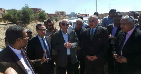 صور.. وزير الرى يتفقد مصرف السيل بأسوان ويتابع مشروع التغطية