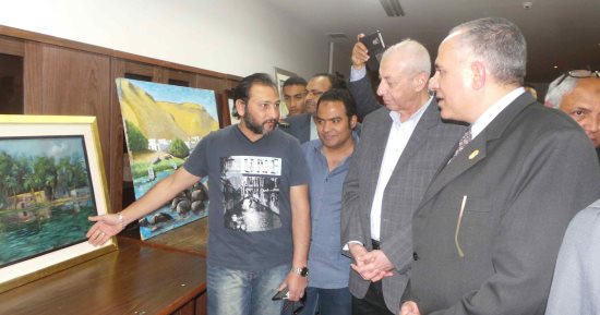 صور.. وزير الرى يفتتح معرض الفن التشكيلى بمتحف النيل بأسوان