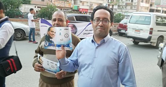 صور.. مستقبل وطن بأسيوط يوزع 15 ألف منشور لـ"إنجازات السيسى" على المواطنين