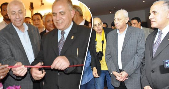 صور.. وزير الرى يزور السد العالى ويجتمع بالعاملين فى الهيئة.. عبد العاطى يتفقد مشروع تغطية مصرف السيل.. ويطالب المواطنين بالحفاظ على نقطة المياه.. ويؤكد:مش عاوزين الناس تسرح بجمال النيل عاوزين نحافظ عليه
