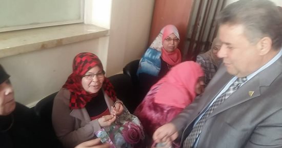 صور.. رئيس جامعة بنها يقدم هدايا للنزيلات بدار المسنين احتفالا بعيد الأم