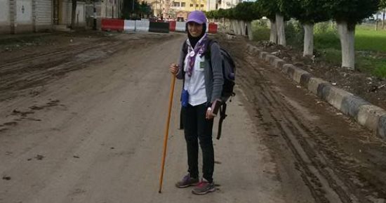 صور.. فتاة تقطع مسافة 150 كيلو سيرًا على الأقدام وتبدأ رحلتها من "أم القرى"
