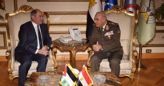 وزير الدفاع يستقبل رئيس مجلس الوزراء بالمملكة الأردنية الهاشمية