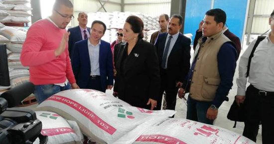 صور .. محافظ البحيرة تتفقد مصنع اعلاف باستثمارات صينية بالمناطق الصناعية بحوش عيسي 