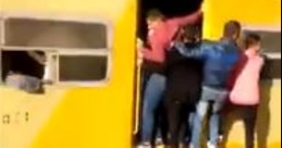 قارئ يشكو ازدحام قطار خط المناشى يوميا بسبب إلغاء رحلة الـ7 صباحا