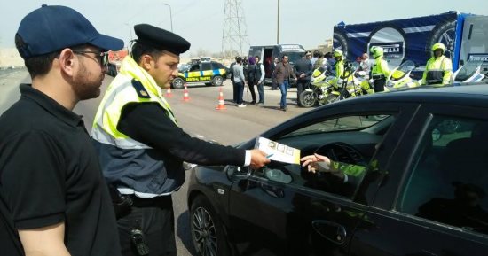 المرور يشن حملات للتوعية ضد أخطار الإطارات والشبورة على الطرق السريعة.. صور