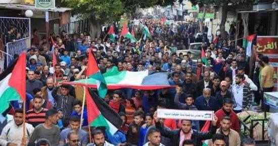 الآلاف فى غزة ينتفضون رفضا للحصار والانقسام فى القطاع