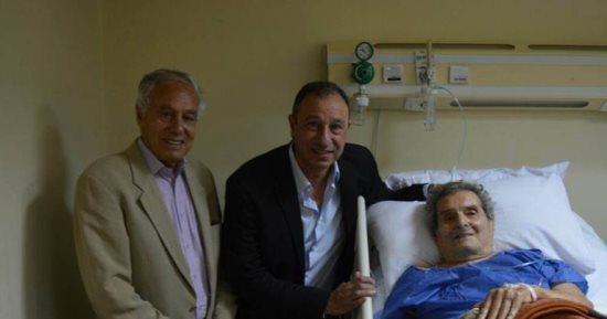 صور.. الخطيب ومروان كنفانى يزوران عادل هيكل فى المستشفى