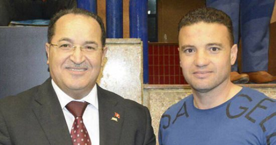 أنيس الشعلالى يُهدى سفير تونس بالقاهرة "قميص" الأهلى