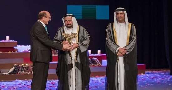 فيديو وصور.. محمد صبحى يتسلم جائزة الإبداع المسرحى العربى من حاكم الشارقة