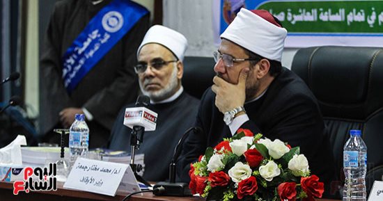 عميد بالأزهر: الخطيب فى مقام النبى.. والأوقاف أبعدت المتسولين عن المنابر (صور)