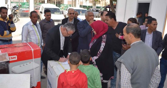 صور.. محافظ المنيا يسلم "جهاز عروسة" لفتاة يتيمة خلال لقاء جماهيرى