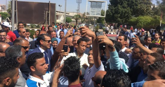 طلاب جامعة أسيوط يلتقطون "سيلفى" مع المهندس إبراهيم محلب 