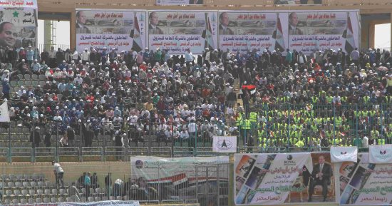 آلاف العاملين بالبترول فى مدرجات بتروسبورت تأييدا للرئيس السيسي (صور) 