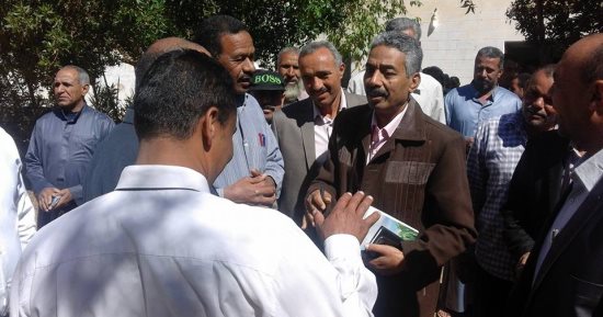 صور.. رئيس مركز الداخلة يتفقد قرية الموهوب ويناقش مشكلات المواطنين