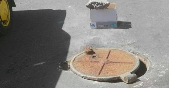 بالوعة صرف صحى تهدد حياة المارة بشارع بورسعيد فى منطقة الشاطبى  