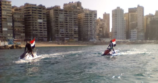 صور.. عروض مائية بأعلام مصر فى الإسكندرية لدعم الرئيس السيسى