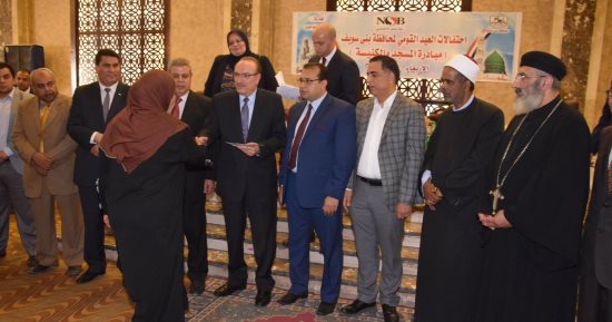 محافظ بنى سويف يسلم 263 عقدا لإقامة مشروعات صغيرة