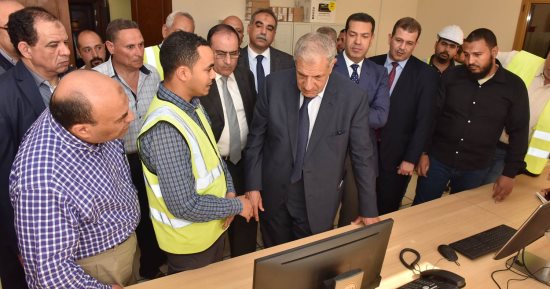 "محلب" ومحافظ أسيوط يتفقدان مراحل العمل النهائية بقناطر أسيوط الجديدة
