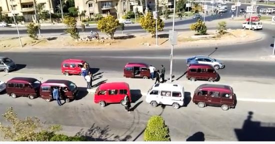 موقف ميكروباصات عشوائى يزعج سكان شارع التسعين بالتجمع الخامس