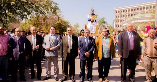 صور.. زفة بلدى وموكب فرعونى فى حفلات تخرج طلاب جامعة أسيوط