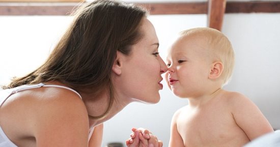 احترس.. تقبيل طفلك فى فمه قد يفقده أسنانه