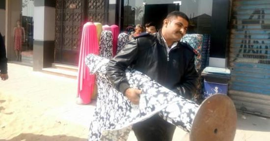 صور.. حى السلام أول يصادر كميات من الأقمشة ويحطم عدد من سيارات الكارو