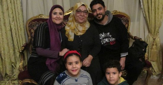صور.. الأم المثالية ببورسعيد: رفضت الزواج بعد وفاة زوجى من أجل أولادى
