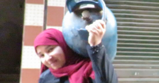 فيديو وصور.. حكاية بائعة الأنابيب وأخوها المريض.. ندى: أنا فخورة بشغلى اللى سترنى وستر عيلتى.. ونفسى كل واحد يتغلب على ظروفه مهما كانت صعبة.. أخويا مصاب بضمور فى العضلات وشفاؤه أمنيتى الوحيدة