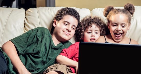 لهذه الأسباب حدوتة قبل النوم مهمة لطفلك 