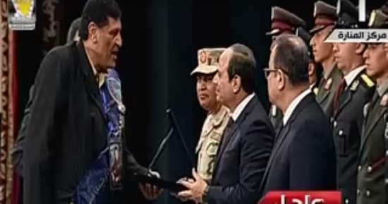 والد الشهيد محمد سمير للرئيس: والله لن تسقط مصر وعلى أرضها جيشنا العظيم