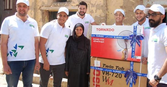 صور.. محافظ سوهاج  يوزع الهدايا على الأمهات المثاليات بالمحافظة