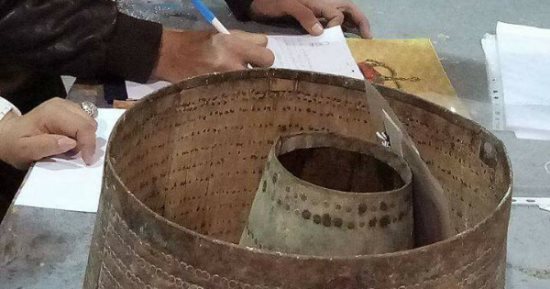 صور.. تفاصيل إحباط محاولة تهريب قطع ومخطوطات نادرة بمطار القاهرة