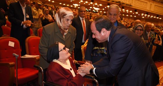 والدة شهيد عمرها 100 سنة تطلب مصافحة السيسي.. والرئيس يُقبل يدها