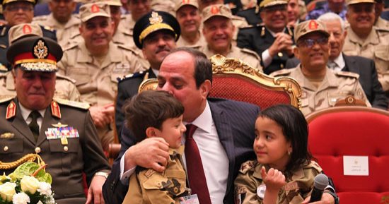 فيديو وصور..  الرئيس السيسي يحتضن أبناء الشهداء.. ويؤكد: "هنصلى العيد مع بعض"